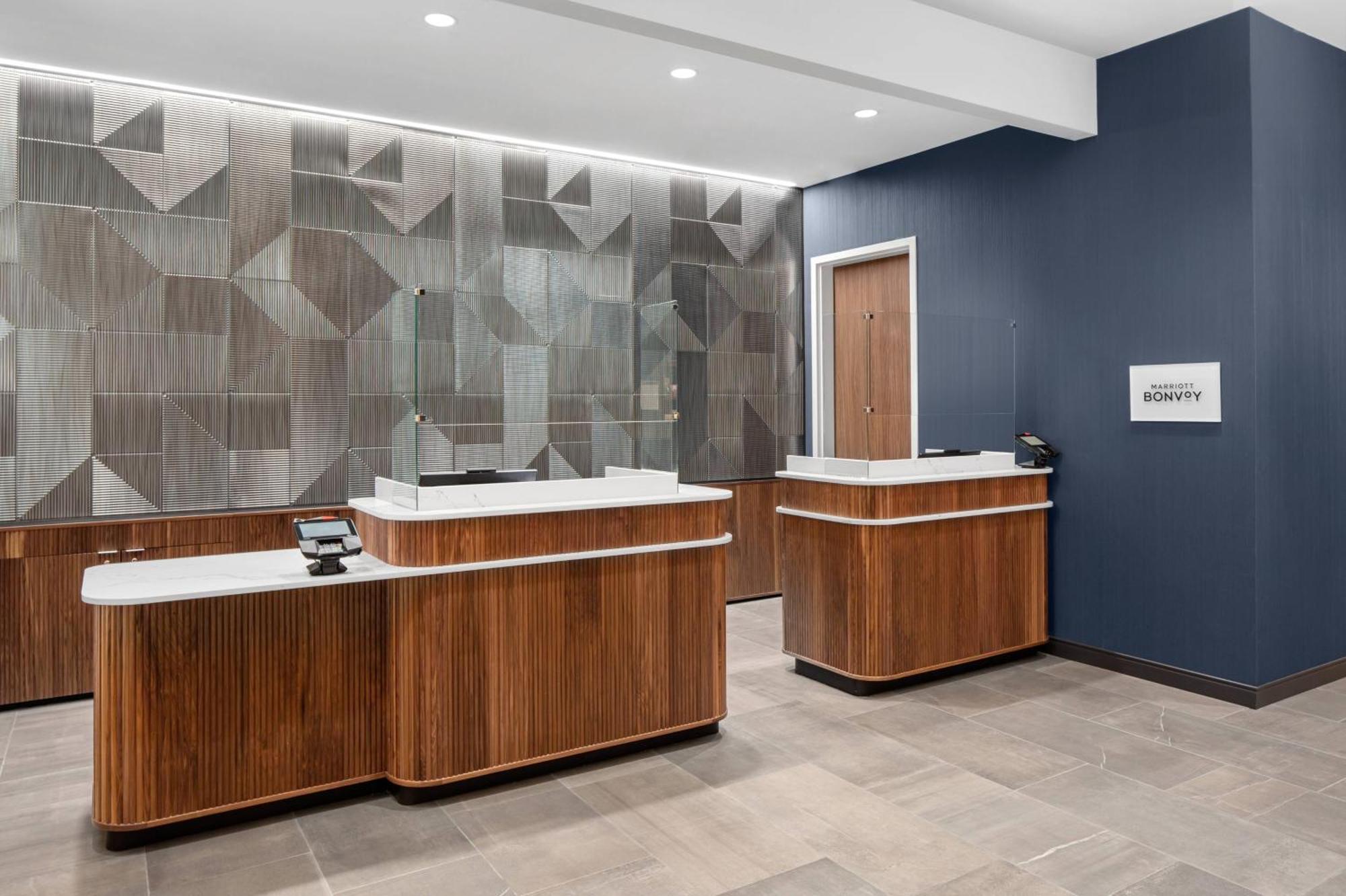 מלון Courtyard By Marriott Lansing Downtown מראה חיצוני תמונה